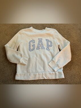 GAP White Crewneck Sweatshirt.